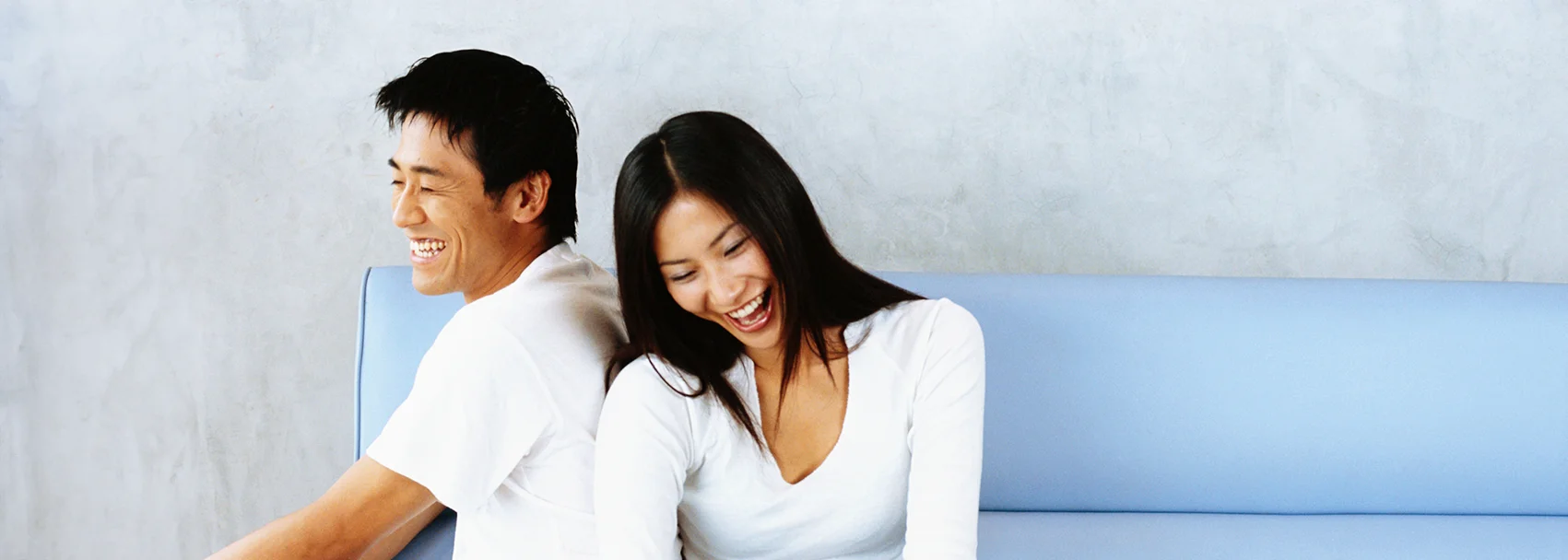 Seorang pasangan duduk bersama, berbincang tentang kesihatan reproduktif dan kontraseptif.