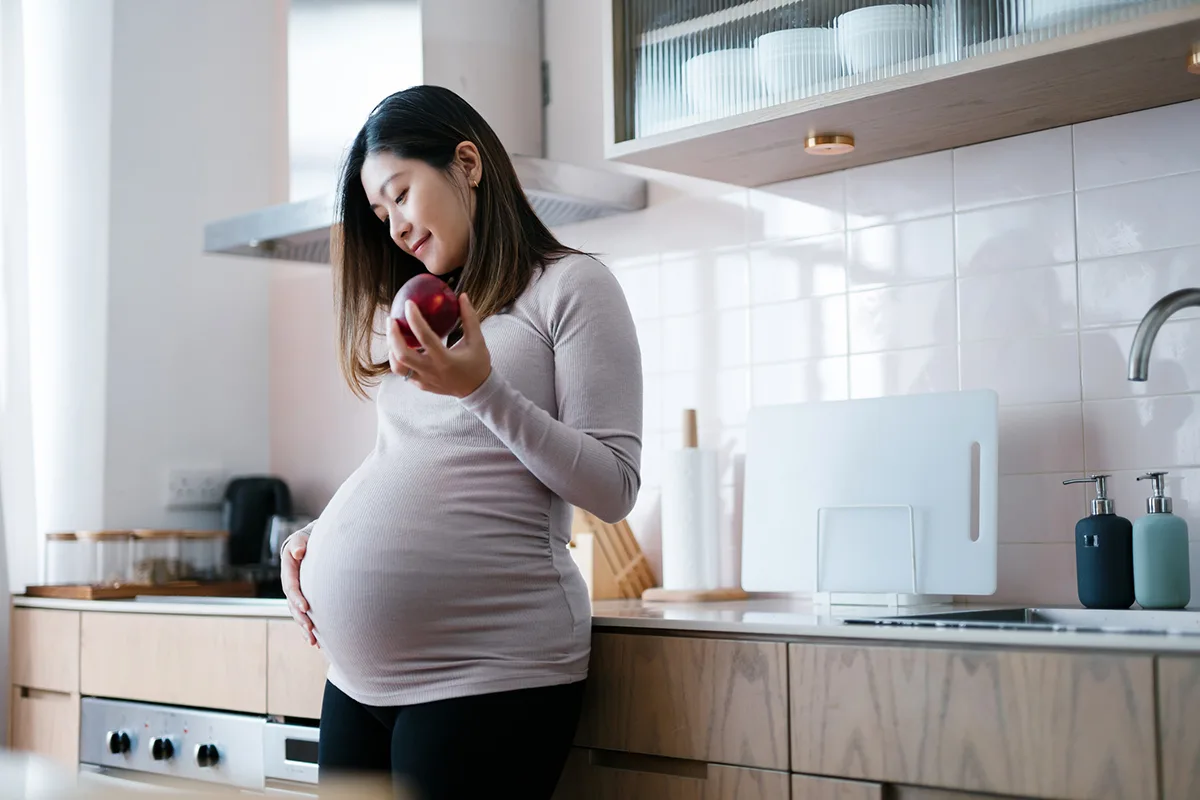 health-digest-pregnant-mom-eats-copy