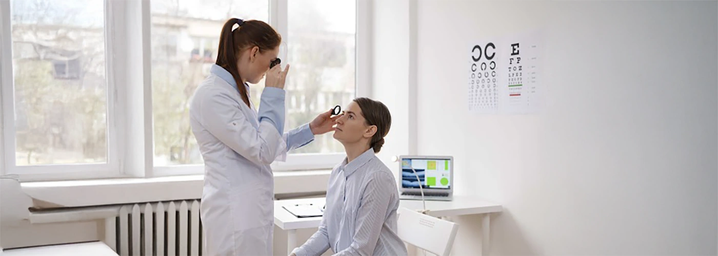 眼科医生为患者检查青光眼