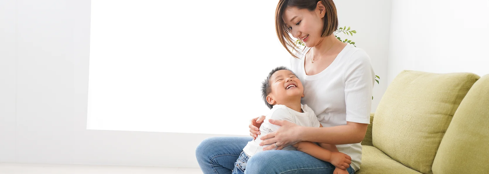 Ibu memeluk anak yang setelah vaksinasi cacar air