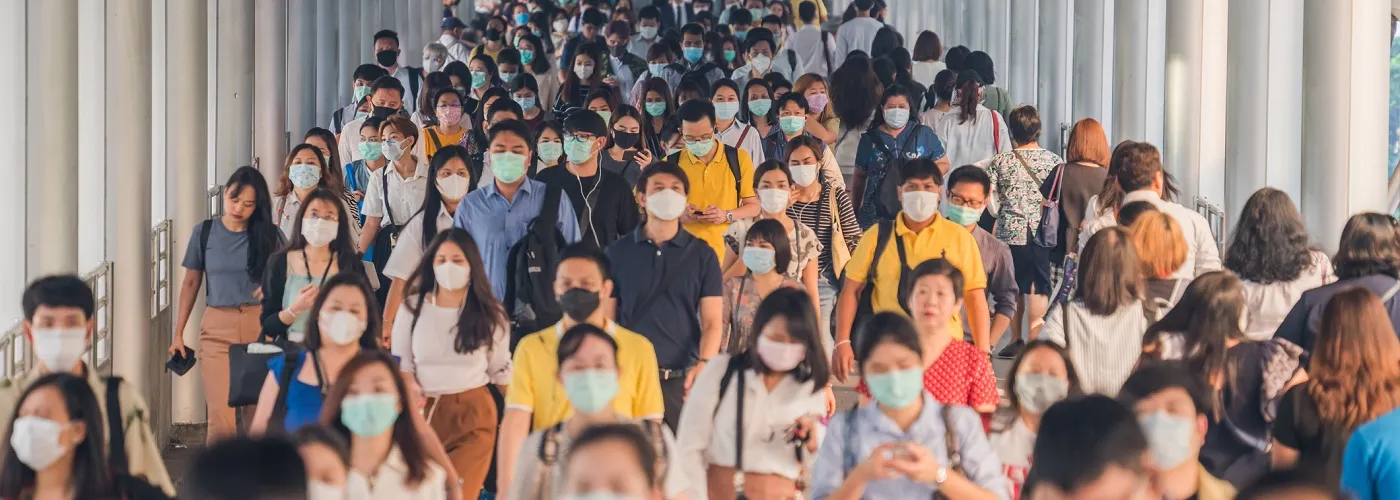 Orang awam memakai pelitup muka di kawasan awam sebagai langkah pencegahan penyakit berjangkit