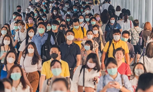 Orang awam memakai pelitup muka di kawasan awam sebagai langkah pencegahan penyakit berjangkit